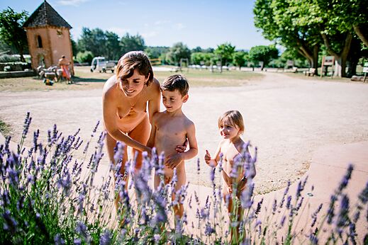 Naturistische Mutter und Kinder Lavendel auf Campingplatz LIBRANOO Naturiste Belezy (84).