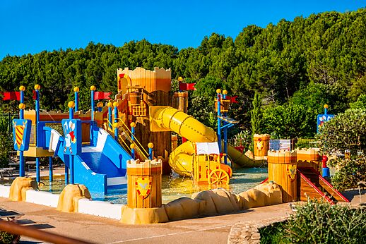 Waterspeeltuin kasteel met glijbanen op camping LIBRANOO Naturiste Belezy in Bédoin (84).