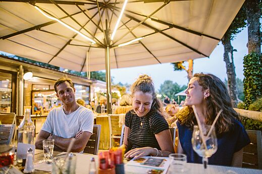 Diner op het restaurantterras op camping LIBRANOO Naturiste Belezy in Bédoin (84).