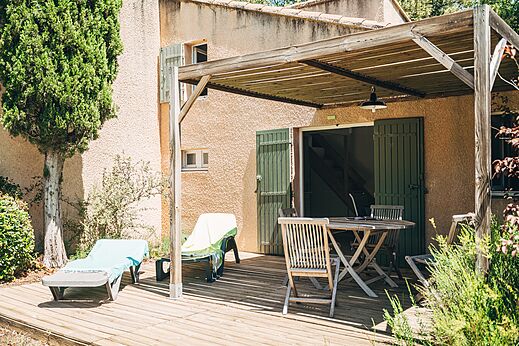 Accommodatie met schaduwrijk houten terras op camping LIBRANOO Naturiste Belezy in Bédoin (84).