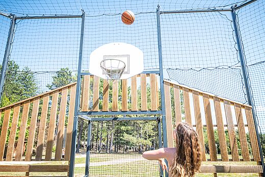 Multisportplatz und Basketball auf Camping LIBRANOO Naturiste Belezy in Bédoin.