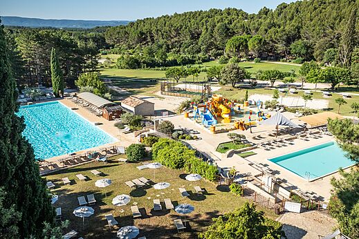 Zwembaden, waterspeeltuin en glijbanen op camping LIBRANOO Naturiste Belezy in Bédoin.