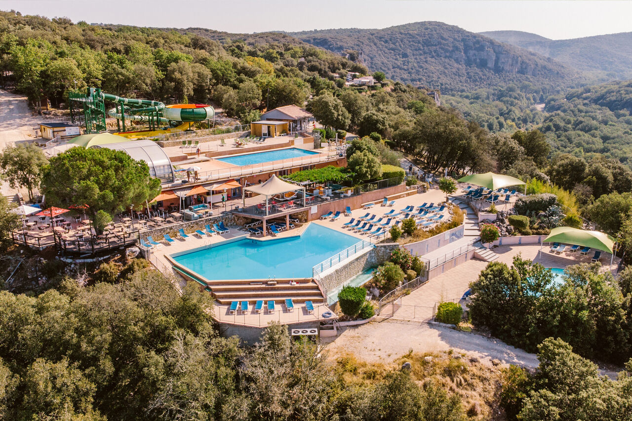 Piscines, toboggans aquatiques, terrasses ensoleill�es au camping LIBRANOO Naturiste Sabliere � Barjac (30).