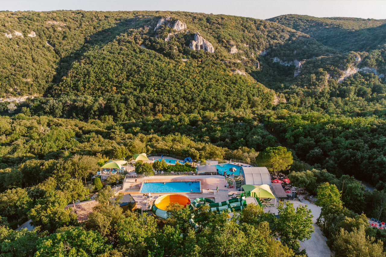 Complexe aquatique avec piscines et toboggans g�ants au camping LIBRANOO Naturiste Sabliere � Barjac (30).