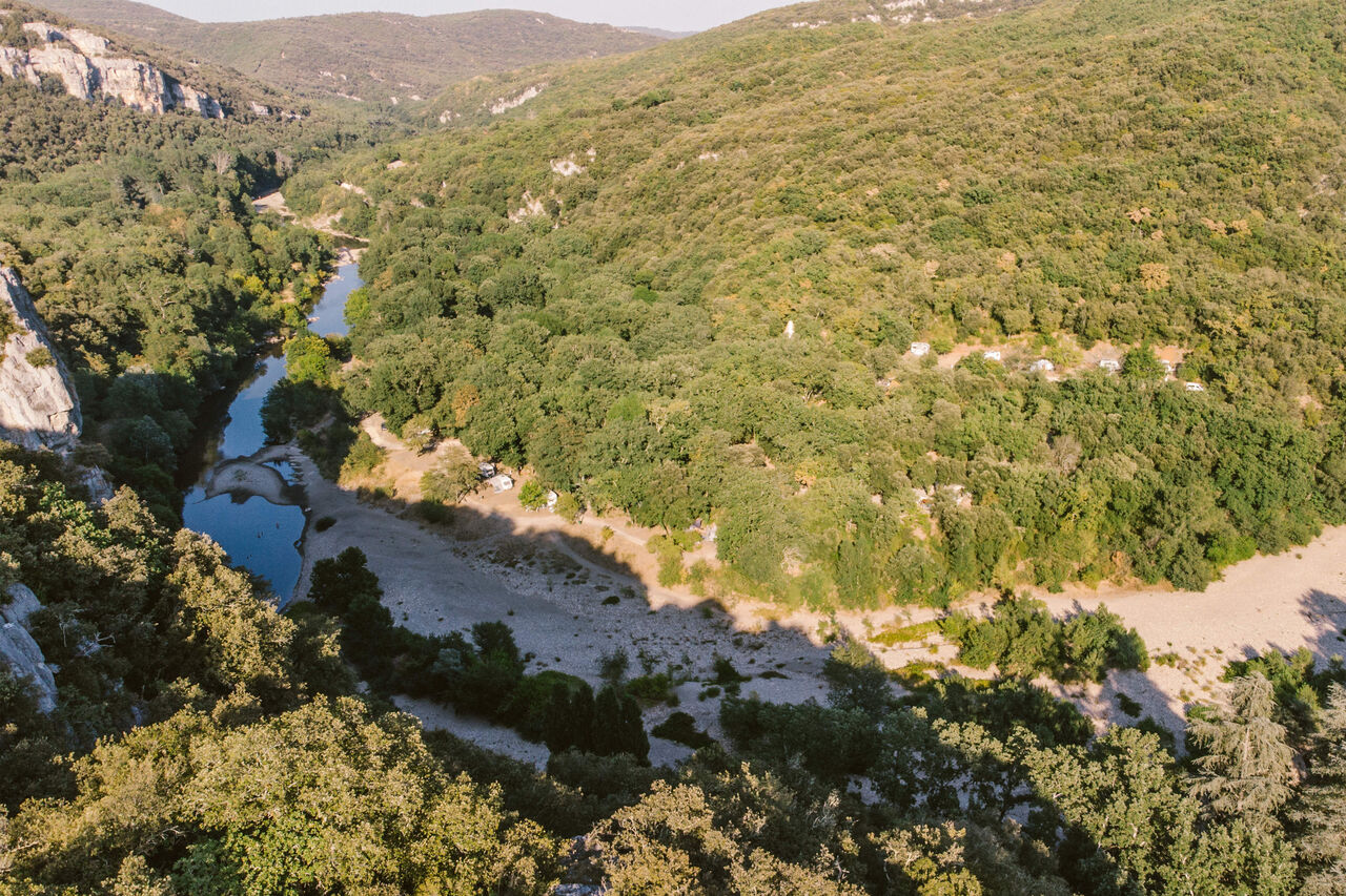Vue a�rienne rivi�re, for�t, emplacements camping LIBRANOO Naturiste Sabliere � Barjac (30).