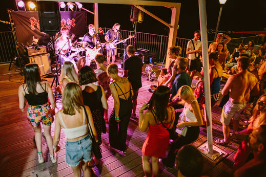 Muziekband live op podium, avondanimatie op camping LIBRANOO Naturiste Sabliere in Barjac (30).