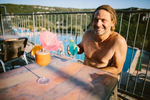 Lachende man cocktail op camping LIBRANOO Naturiste Sabliere in Barjac (30).