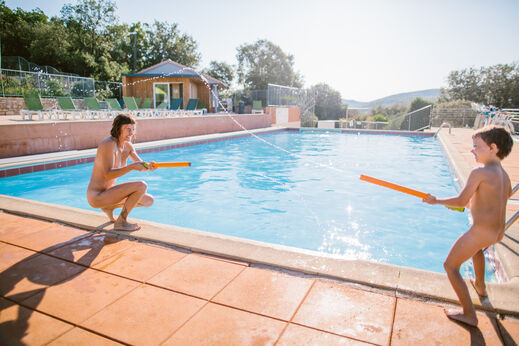 Buitenzwembad, waterspellen. Op camping LIBRANOO Naturiste Sabliere in Barjac (30).