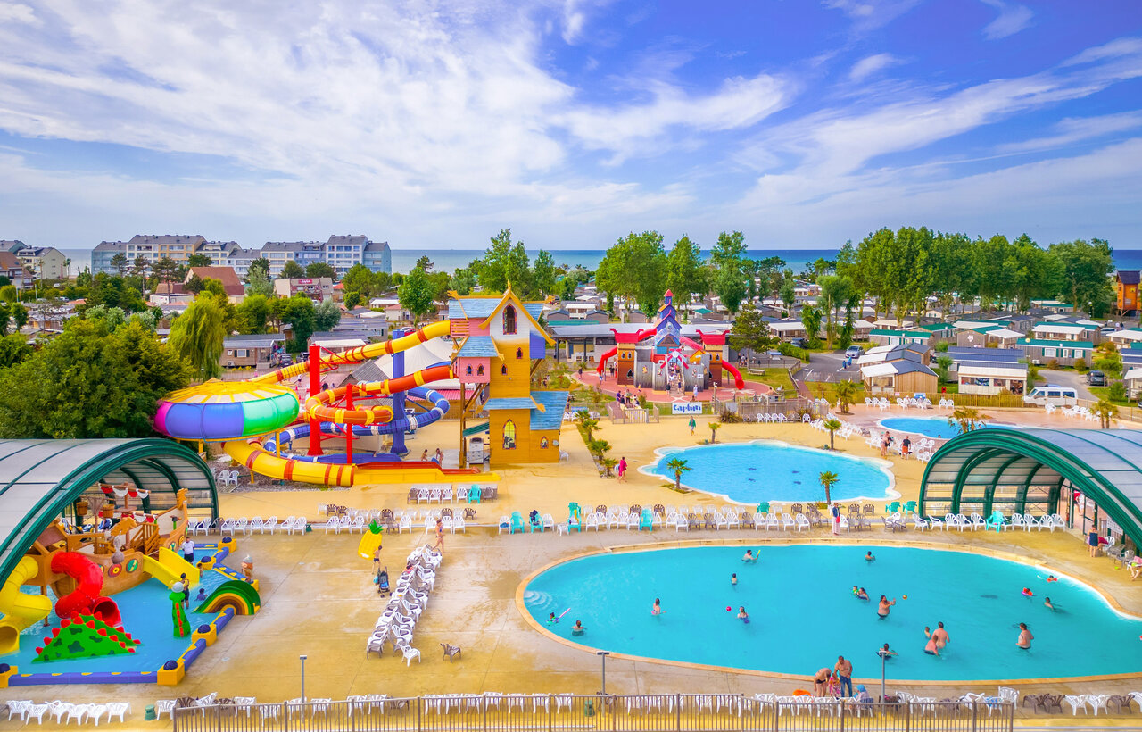 Wasserpark, Rutschen, Pools auf dem Campingplatz CAPFUN Donjon de Lars in Courseulles-sur-Mer (14).