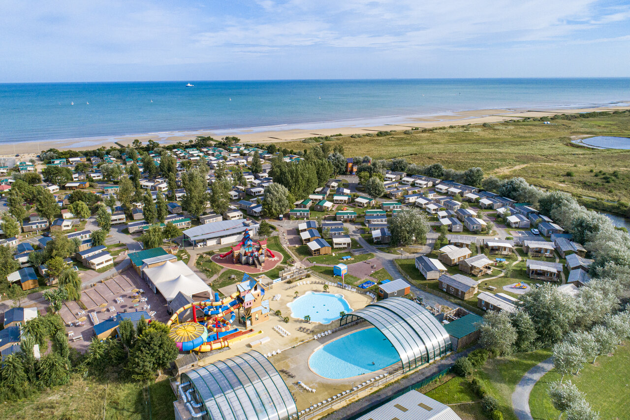 Campingplatz CAPFUN Donjon de Lars, Luftaufnahme Wasserpark, in Courseulles-sur-Mer (14).