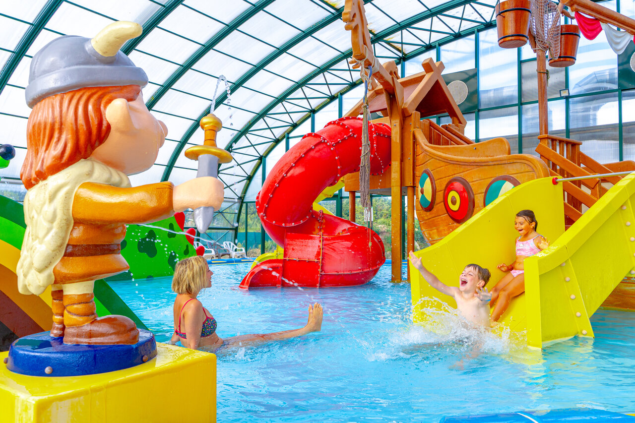 �berdachtes Schwimmbad, Rutschen und Wikinger-Wasserspiele auf dem Campingplatz CAPFUN Donjon de Lars.