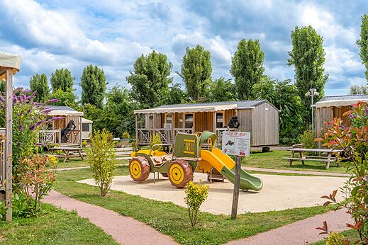 Kinderspeeltuin, tractor glijbaan, stacaravans op camping CAPFUN Donjon de Lars.