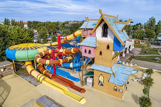 Gigantische waterglijbanen op CAPFUN Donjon de Lars, Courseulles-sur-Mer (14).