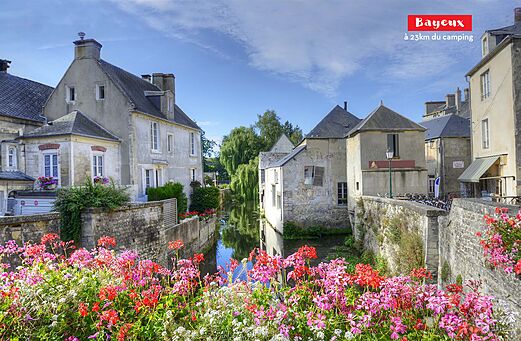 Bloemrijke gracht en historische huizen in Bayeux, stad te bezoeken in Normandië.