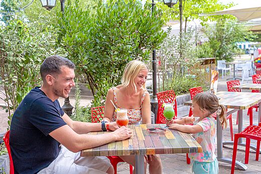 Levendig restaurantterras op camping CAPFUN Donjon de Lars in Courseulles-sur-Mer.
