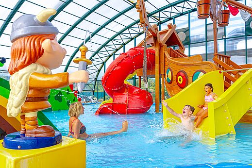 Overdekt zwembad, glijbanen, waterspellen op camping CAPFUN Donjon de Lars in Courseulles-sur-Mer.