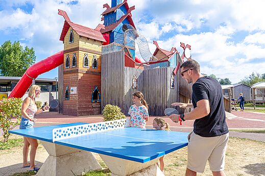 Tafeltennis en speeltuin op camping CAPFUN Donjon de Lars in Courseulles-sur-Mer (14).