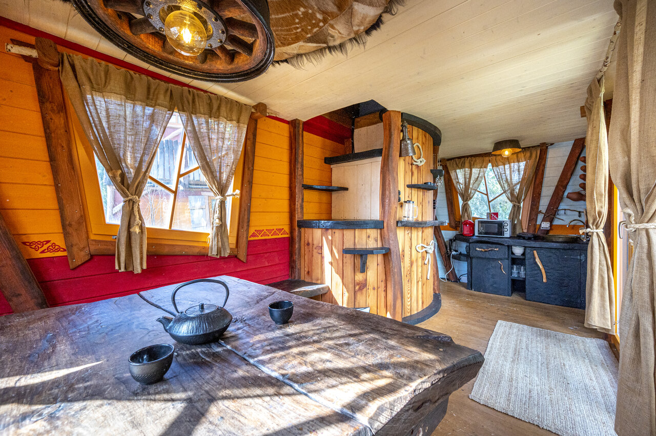 Baumhaus-Interieur, Tisch und K�che, CAPFUN Donjon de Lars, Courseulles-sur-Mer.