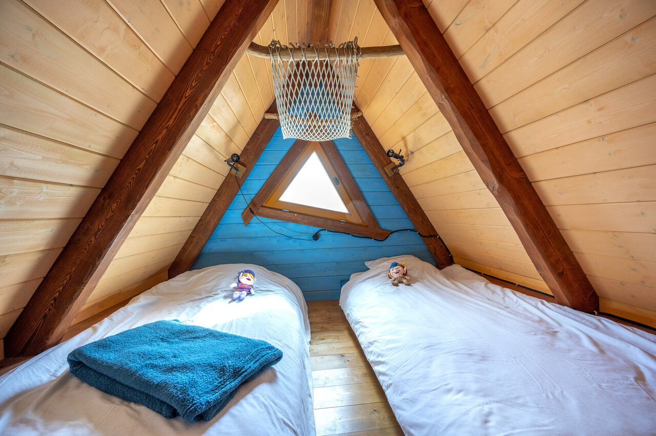 Dachzimmer, zwei Betten, auf dem Campingplatz CAPFUN Donjon de Lars: Baumh�user in Courseulles-sur-Mer (14).