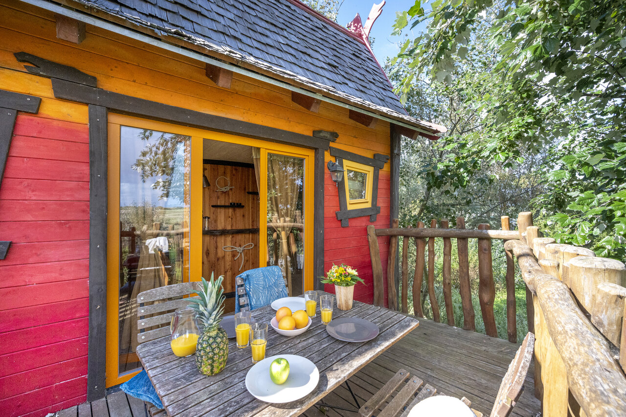 Baumhaus, Terrasse auf Campingplatz CAPFUN Donjon de Lars in Courseulles-sur-Mer.