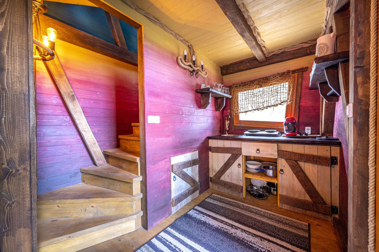 Ausgestattete K�che und Holztreppe auf dem Campingplatz CAPFUN Donjon de Lars in Courseulles-sur-Mer.