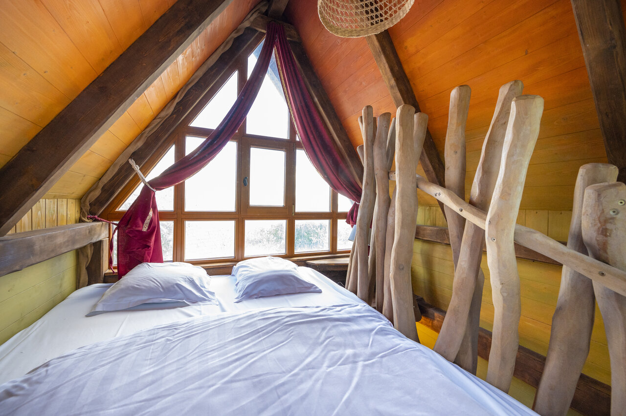 Komfortables Doppelbett, Baumhauszimmer, CAPFUN Donjon de Lars.