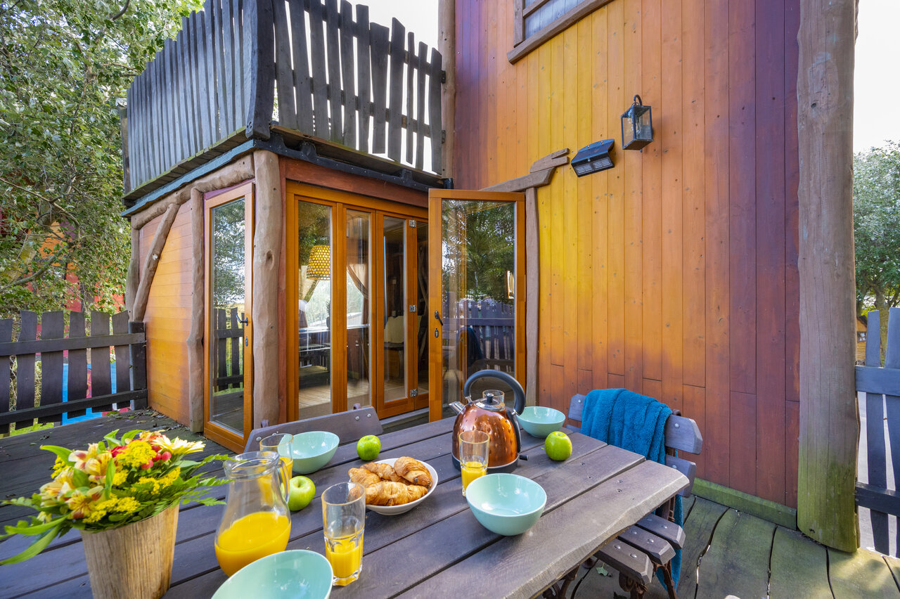 Baumhaus-Terrasse mit Fr�hst�ck im CAPFUN Donjon de Lars.
