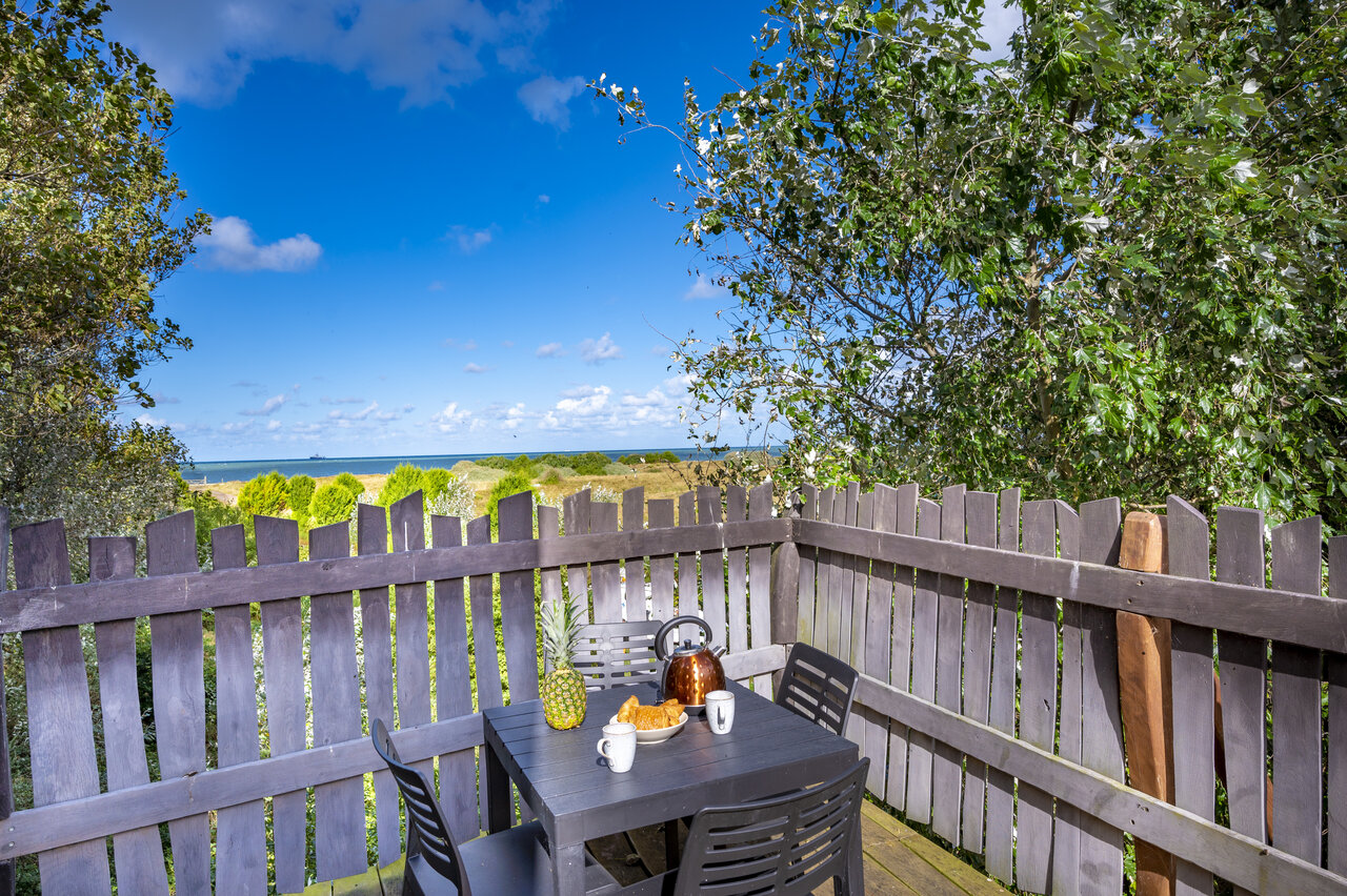 Terrasse mit Meerblick auf dem Campingplatz CAPFUN Donjon de Lars : Maisons dans les arbres in Courseulles-sur-Mer (14).