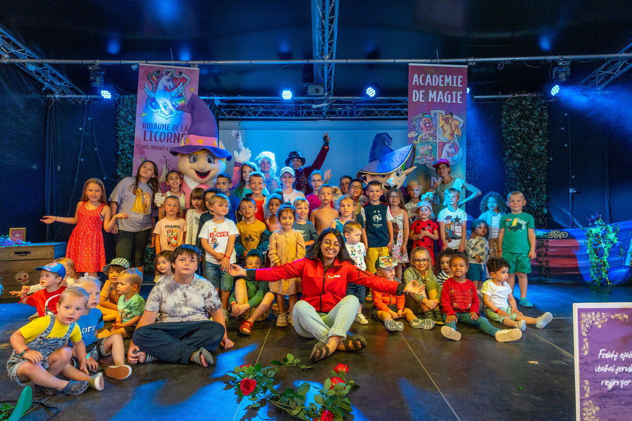 Kinder und Animateure auf B�hne f�r Show auf Camping CAPFUN Donjon de Lars: Baumh�user in Courseulles-sur-Mer (14).