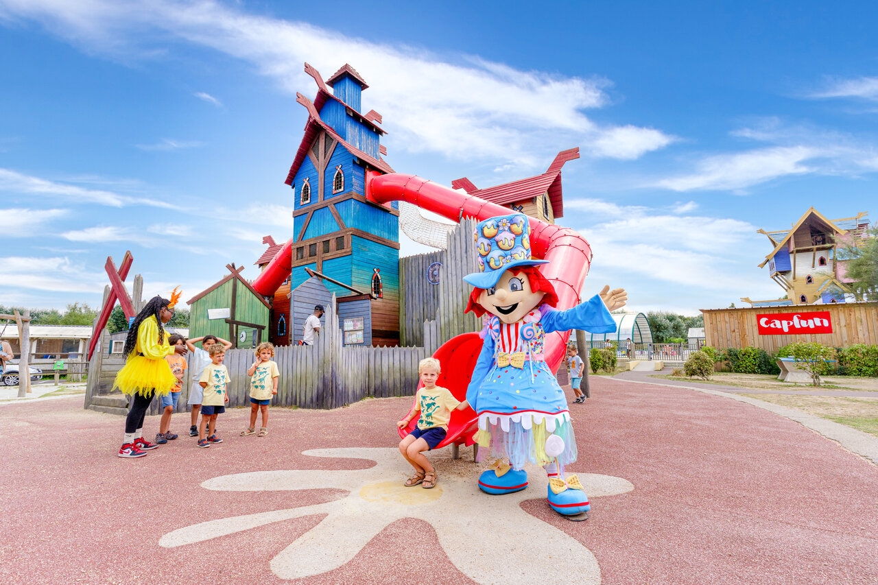 Rutschbahnen, Spielplatz, Capfun Maskottchen auf dem Campingplatz CAPFUN Donjon de Lars, Courseulles.
