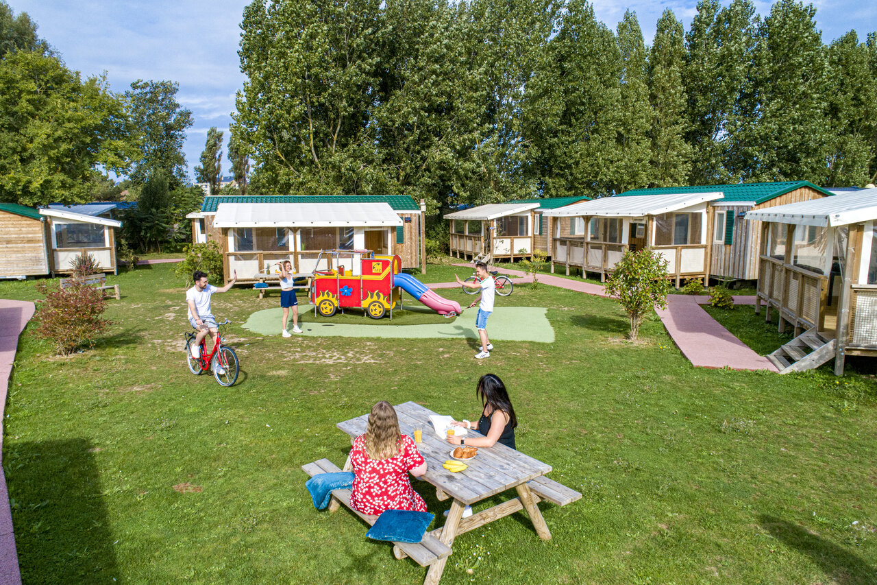 Mobilheime, Spielplatz, Familien auf CAPFUN Donjon de Lars Camping, Courseulles-sur-Mer.