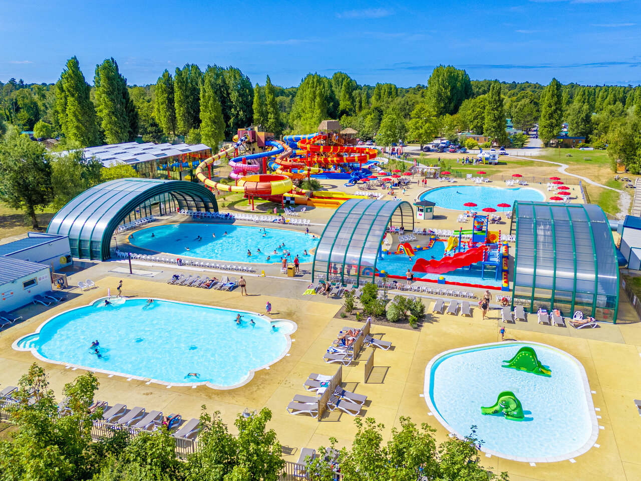 Large water park with slides, covered pools and splash pad at CAPFUN Dune Fleurie campsite in Quend Plage (80).