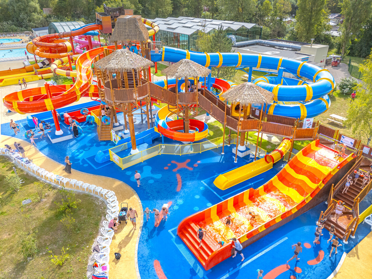 Water park with giant slides and water games at CAPFUN Dune Fleurie campsite in Quend Plage (80).