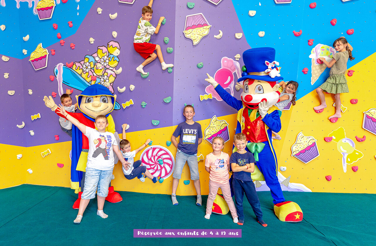 Children climbing indoor wall with mascots at CAPFUN Dune Fleurie campsite (80).