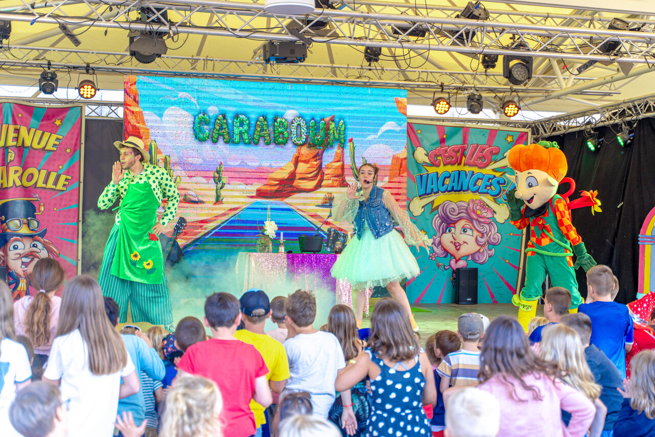 Children's entertainment show with mascots at CAPFUN Dune Fleurie campsite in Quend Plage.