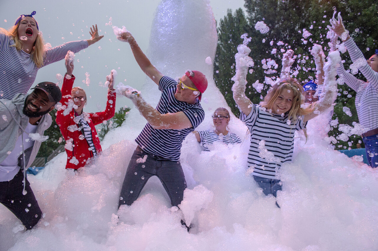 Joyful foam party with campers at CAPFUN Dune Fleurie in Quend Plage.
