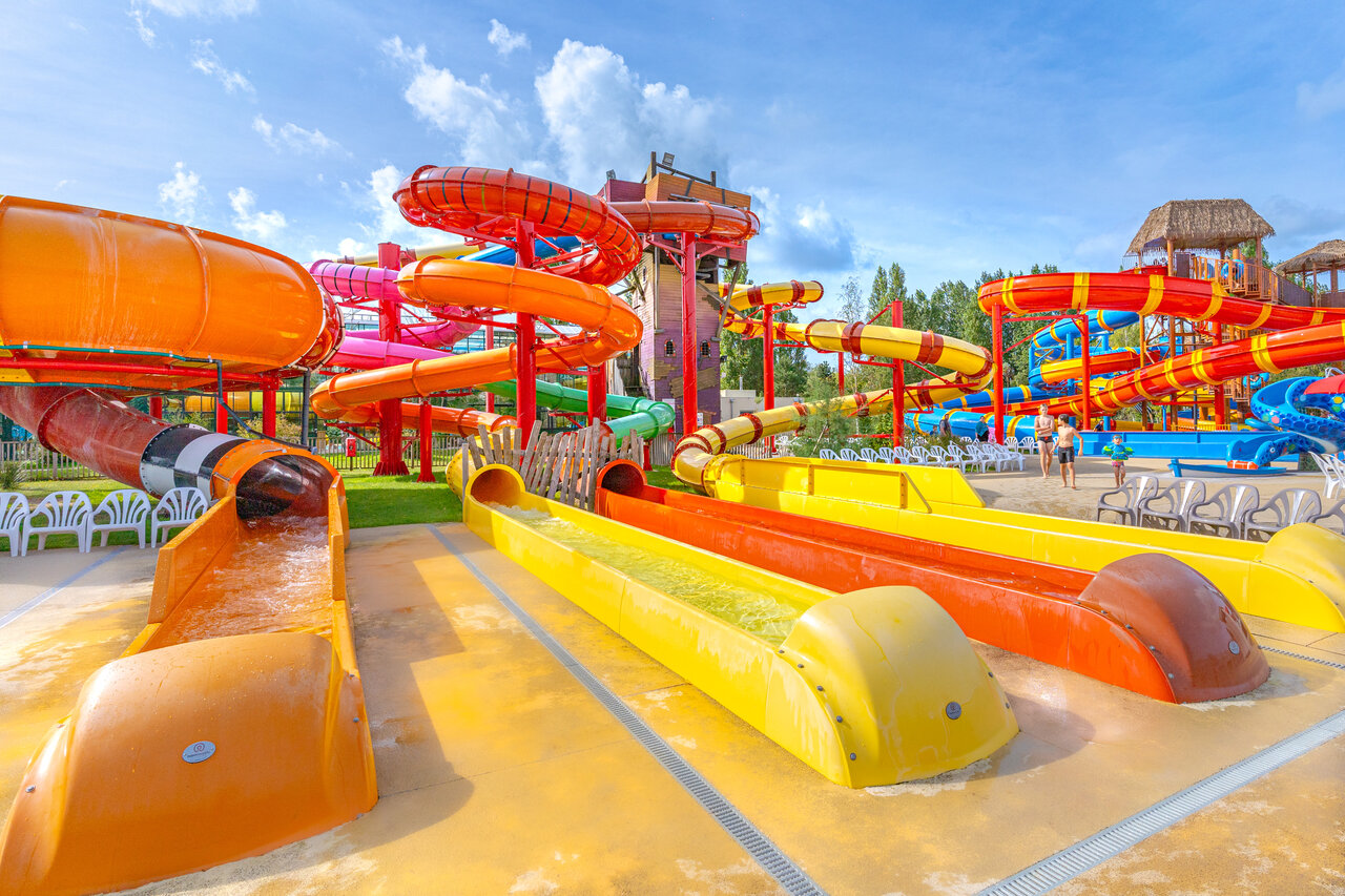 Colorful water slides and outdoor swimming pool at CAPFUN Dune Fleurie campsite in Quend Plage (80).