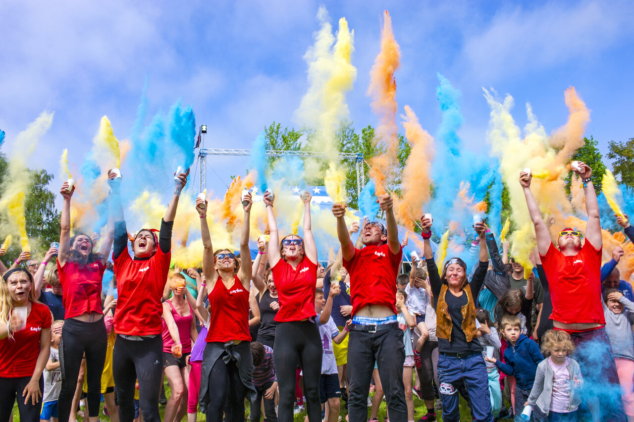 Holi powder animation at CAPFUN Dune Fleurie campsite in Quend Plage.