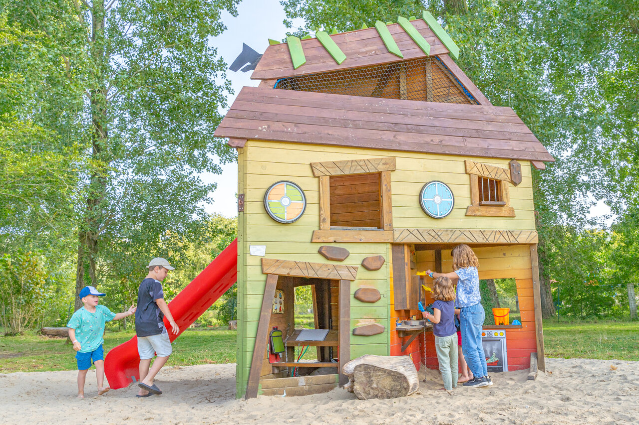 Kids' playhouse at CAPFUN Dune Fleurie campsite in Quend Plage (80).