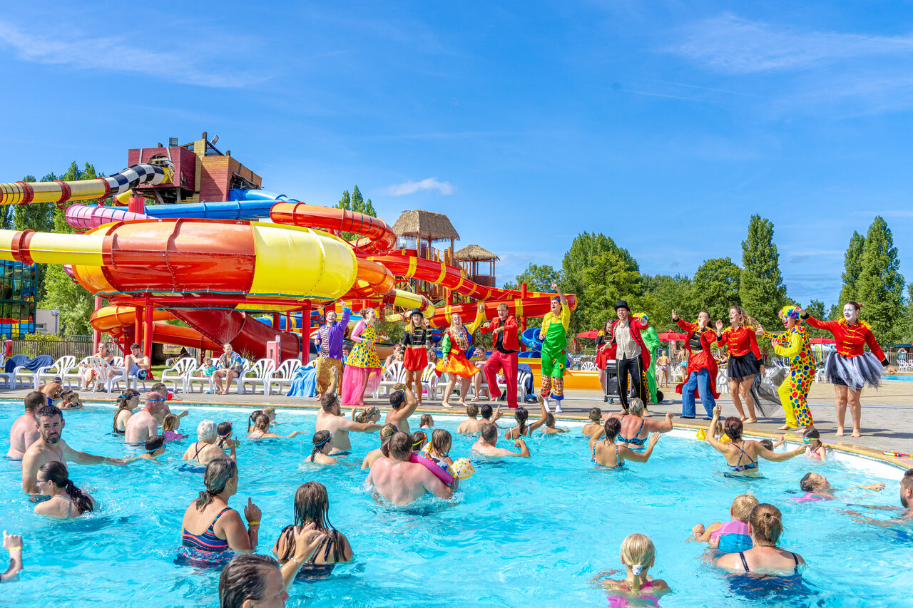 Outdoor pool, slides and entertainment at CAPFUN Dune Fleurie campsite in Quend Plage (80).