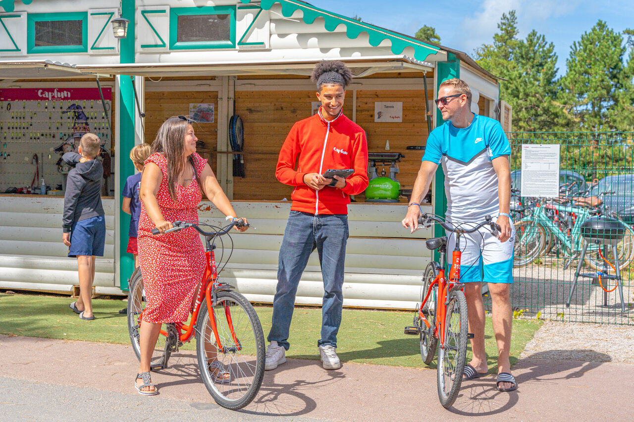 Family renting bikes with Capfun entertainer at CAPFUN Dune Fleurie campsite in Quend Plage (80).