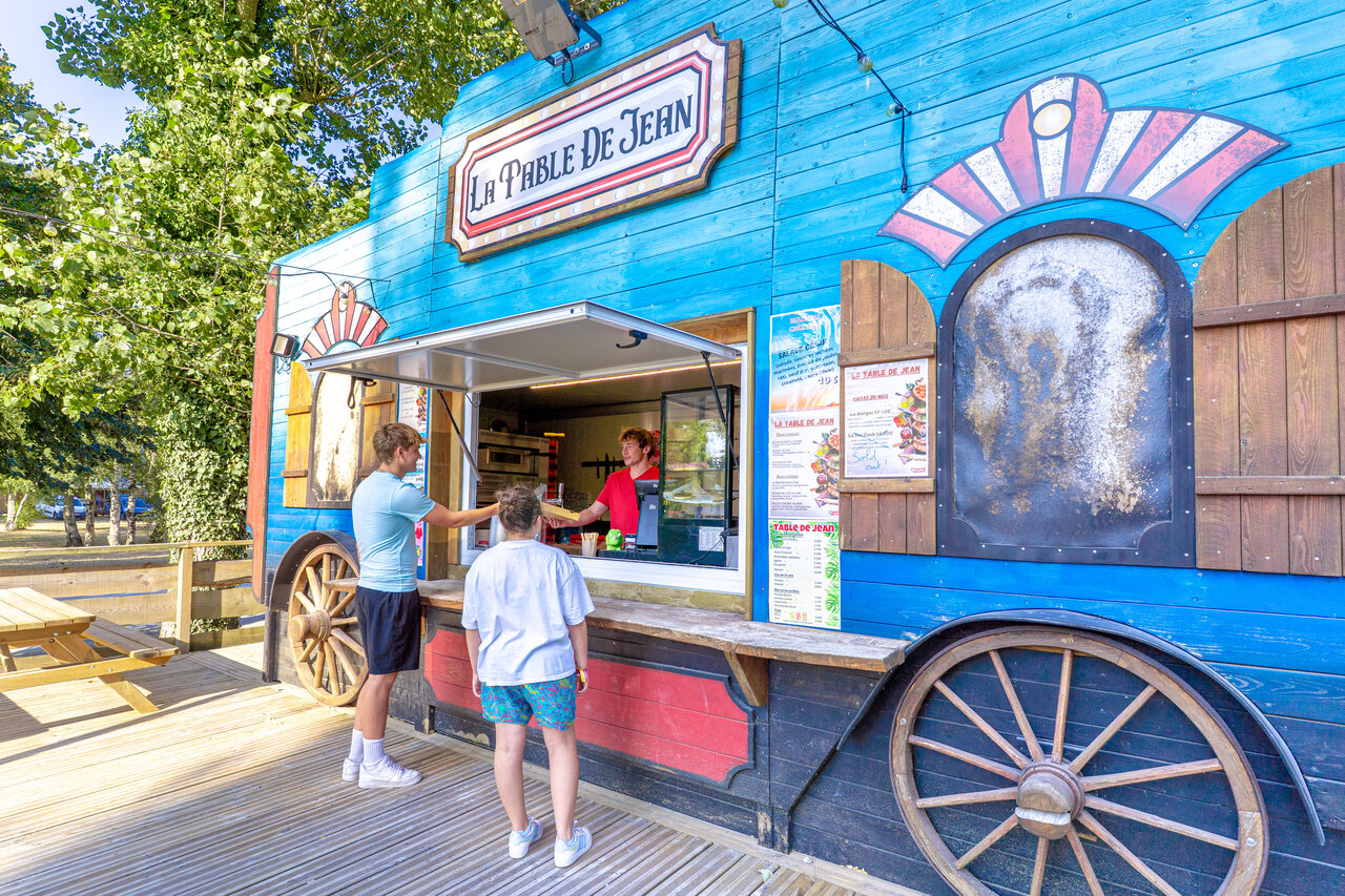 Food truck La Table de Jean, catering at CAPFUN Dune Fleurie campsite.