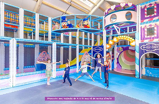 Aire de jeux intérieure géante pour enfants au camping CAPFUN Dune Fleurie à Quend Plage (80).
