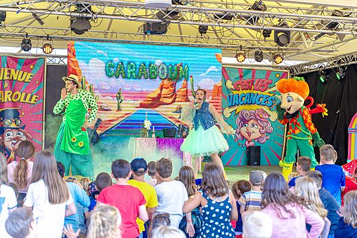 Spectacle d'animation avec artistes et mascotte pour enfants au camping CAPFUN Dune Fleurie.