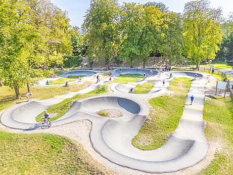 Pumptrack pour vélos et trottinettes au camping CAPFUN Dune Fleurie à Quend Plage (80).