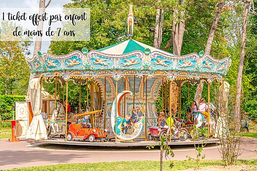 Man�ge carrousel avec enfants au camping CAPFUN Dune Fleurie � Quend Plage (80).
