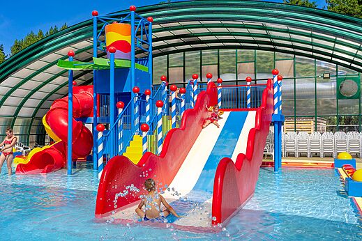Toboggans aquatiques colorés et piscine au camping CAPFUN Dune Fleurie à Quend Plage (80).
