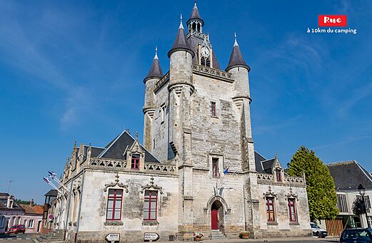 Beffroi historique de Rue avec horloge, à visiter près du camping en Somme.