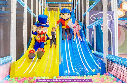 Aire de jeux intérieure, toboggans, mascottes au camping CAPFUN Dune Fleurie à Quend Plage (80).