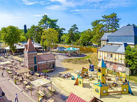 Terrasse de restaurant et aire de jeux au camping CAPFUN Dune Fleurie à Quend Plage.